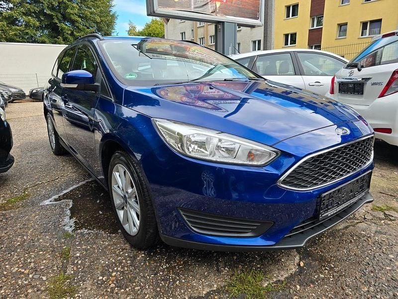 Blau Gebraucht 2016 Ford Focus Trend Limousine | 7.600 € (Superpreis) - Bild 1/4