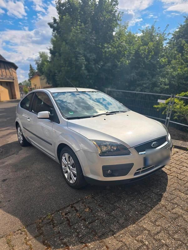 Grau Gebraucht 2006 Ford Focus Limousine | 700 € (Superpreis) - Bild 1/4