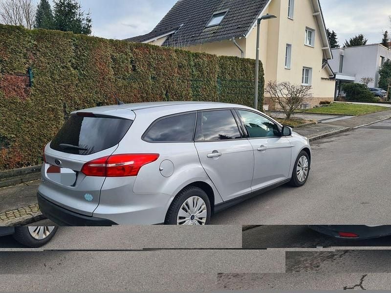 Gebraucht Ford Focus 120 PS (88 kW) 2017 Silber Limousine
