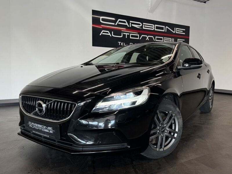 Onyx black / metallic Gebraucht 2019 Volvo V40 Momentum Kombi | 12.390 € (Fairer Preis) - Bild 1/4