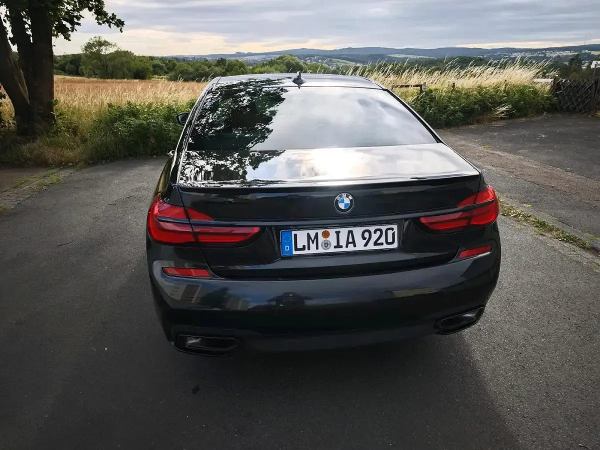Gebraucht BMW 750 M Sport 400 PS (294 kW) 2019 Schwarz Limousine