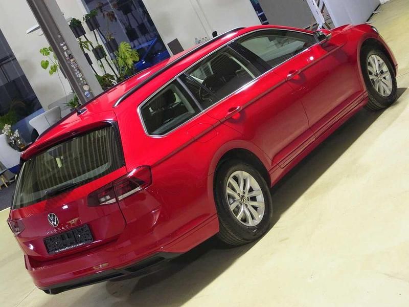 Gebraucht VW Passat Business 122 PS (89 kW) 2023 Tornado red Kombi