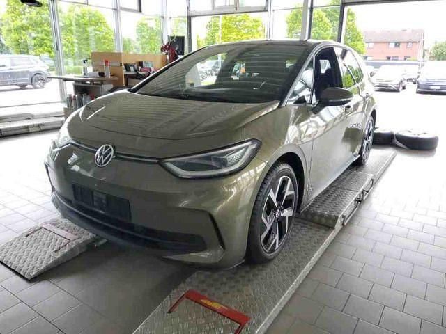 Dark olivine green metallic schwarz (metallic) Gebraucht 2023 VW ID.3 Pro Kleinwagen | 31.980 € (Fairer Preis) - Bild 1/4
