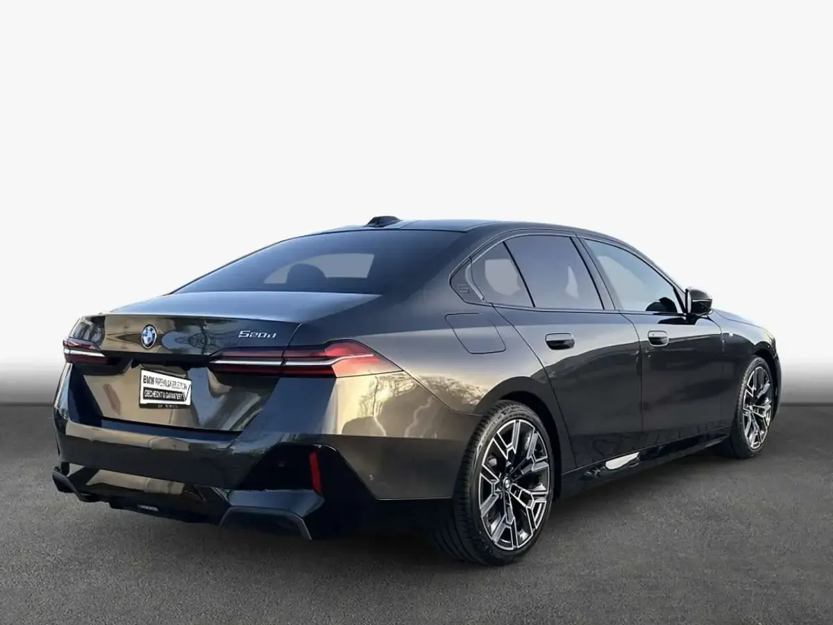Gebraucht BMW 520 Performance 197 PS (144 kW) 2025 Sophistograu brillanteffekt me Limousine