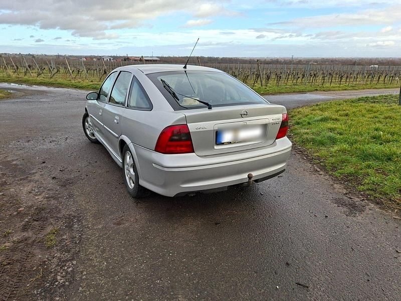 Gebraucht Opel Vectra 101 PS (74 kW) 2000 Silber Limousine