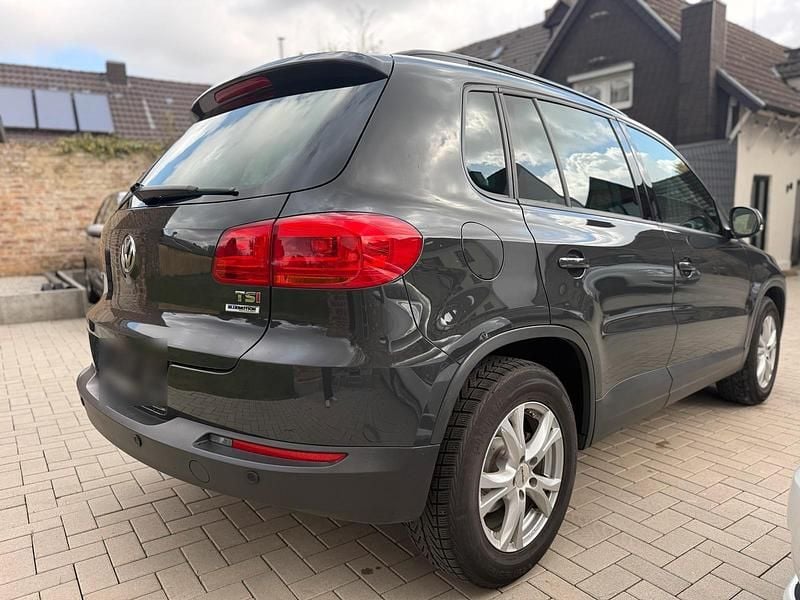 Gebraucht VW Tiguan Trendline 122 PS (89 kW) 2015 Grau SUV