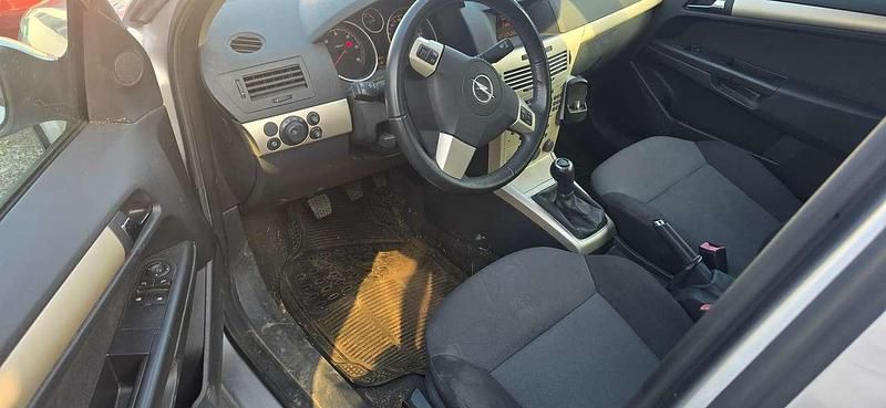 Gebraucht Opel Astra 110 PS (80 kW) 2008 Silber Kombi