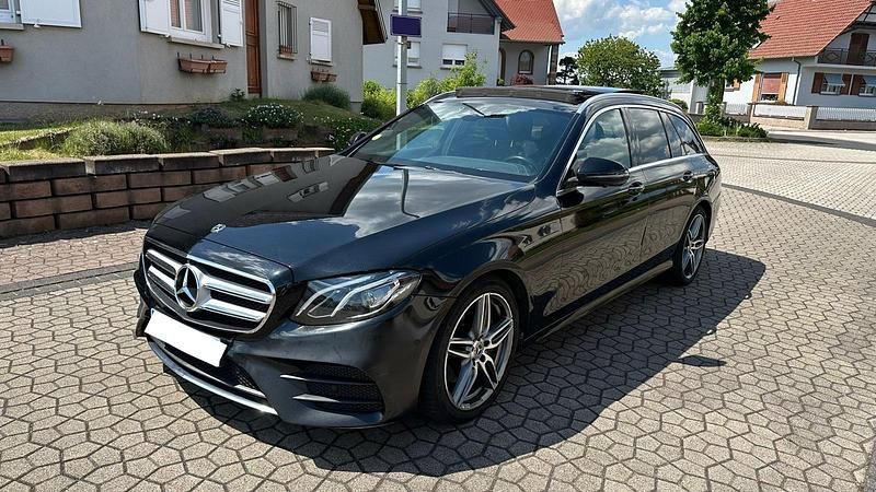 Schwarz Gebraucht 2019 Mercedes E220 AMG Kombi | 16.500 € (Fairer Preis) - Bild 1/4