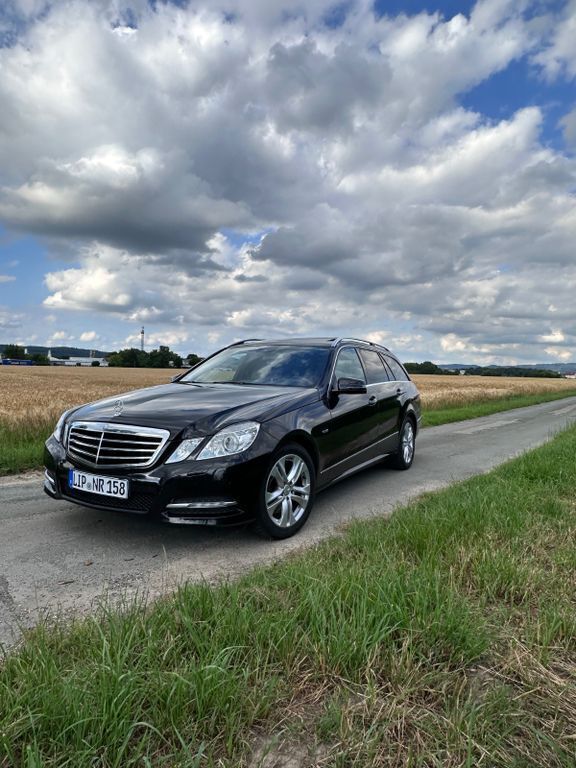 Schwarz Gebraucht 2012 Mercedes E250 Avantgarde Limousine | 8.999 € (Superpreis) - Bild 1/4