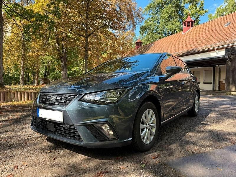 Grau Gebraucht 2021 Seat Ibiza XCELLENCE Limousine | 16.400 € (Fairer Preis) - Bild 1/4