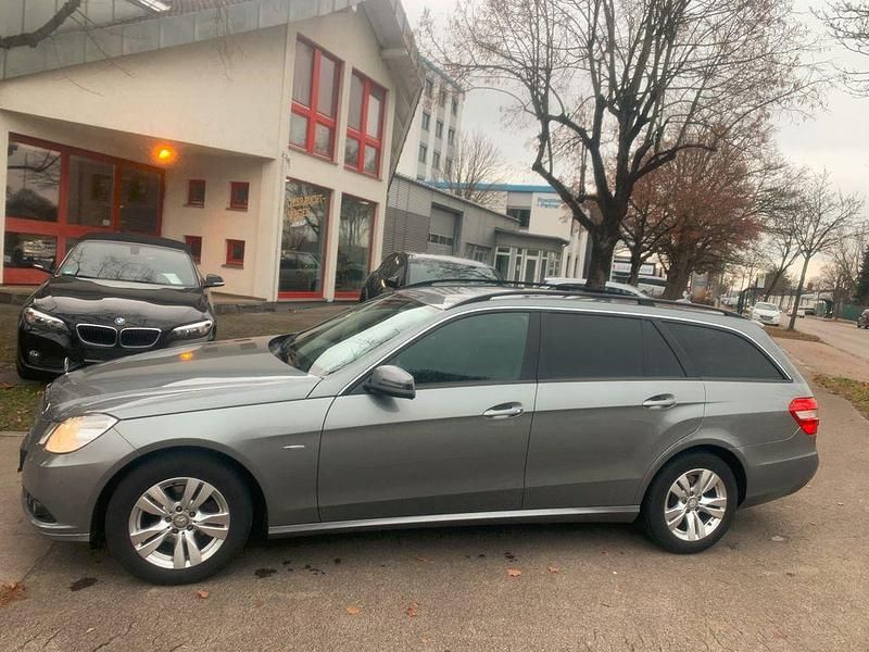 Grau Gebraucht 2010 Mercedes E200 Limousine | 8.850 € (Superpreis) - Bild 1/4