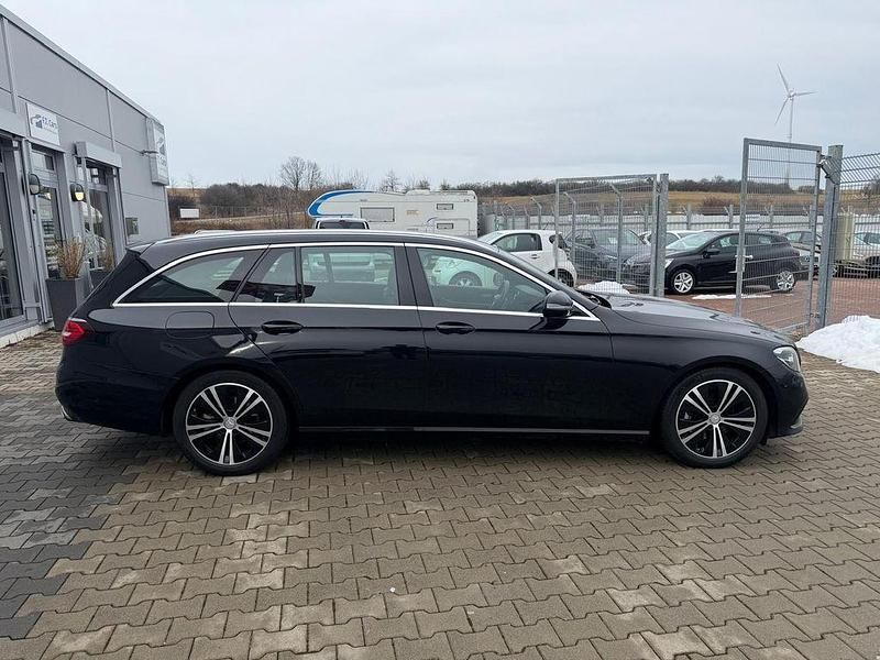 Gebraucht Mercedes E220 194 PS (142 kW) 2021 Schwarz Limousine