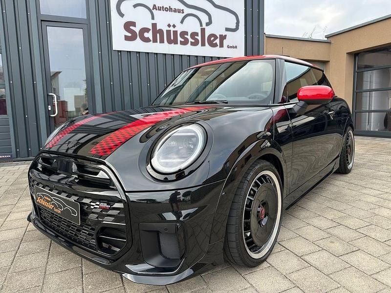 Midnight schwarz metallic Gebraucht 2024 Mini John Cooper Works Kleinwagen | 37.990 € (Teuer) - Bild 1/4