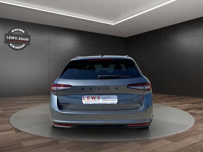 Neu Skoda Superb SportLine 204 PS (150 kW) 2025 Grau Kombi