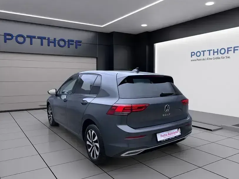 Gebraucht VW Golf VIII Active 131 PS (96 kW) 2022 Delfingrau metallic Limousine
