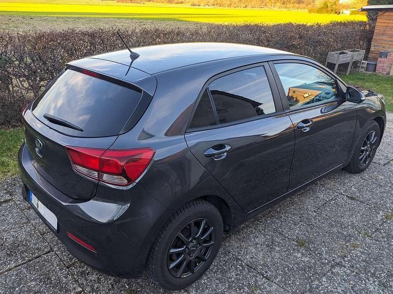 Gebraucht Kia Rio DREAM-TEAM Edition 84 PS (61 kW) 2017 Grau Limousine