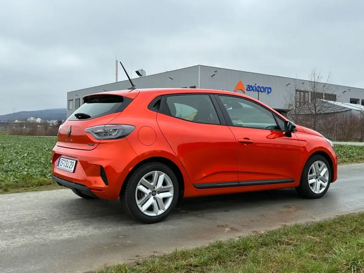Używany Renault Clio V Evolution 143 KM (105 kW) 2025 Pomarańczowy Hatchback