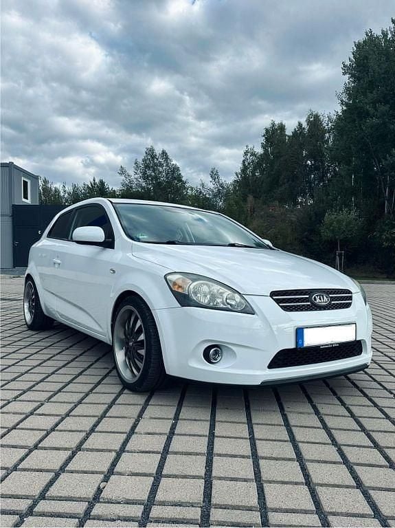 Weiß Gebraucht 2010 Kia ProCeed Kleinwagen | 4.500 € (Fairer Preis) - Bild 1/4