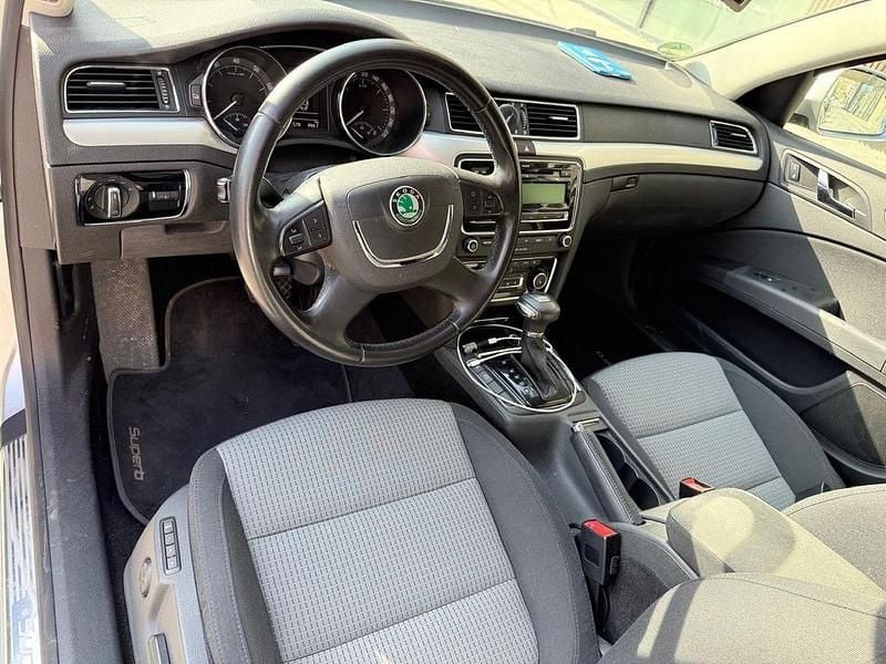 Gebraucht Skoda Superb 160 PS (117 kW) 2010 Silber Limousine