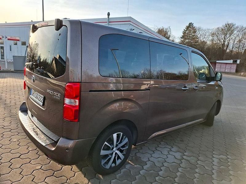 Gebraucht Toyota Proace Comfort 150 PS (110 kW) 2016 Braun Van / Kleinbus