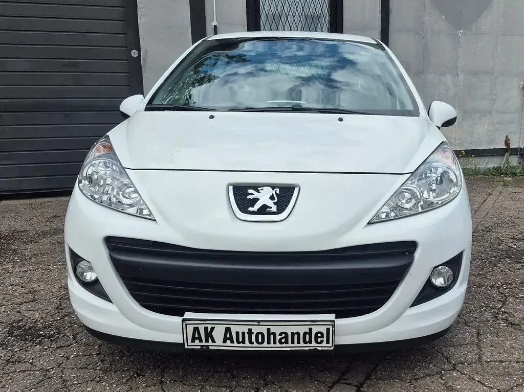Gebraucht Peugeot 207 Tendance 92 PS (67 kW) 2011 Weiß Limousine