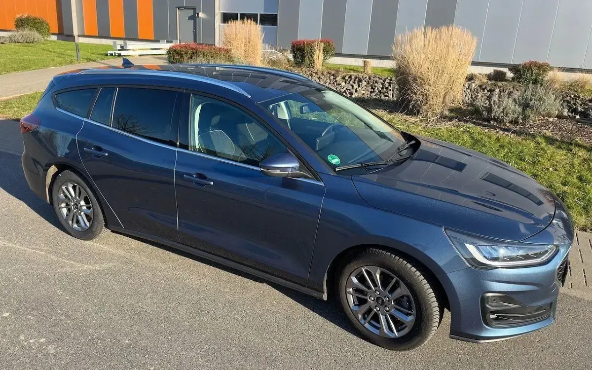 Gebraucht Ford Focus Titanium 125 PS (91 kW) 2023 Blau Kombi