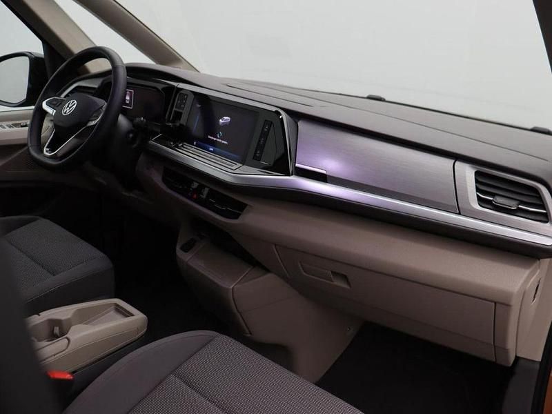 Second-hand VW Multivan Life 150 CP (110 kW) 2024 Auriu Monovolum