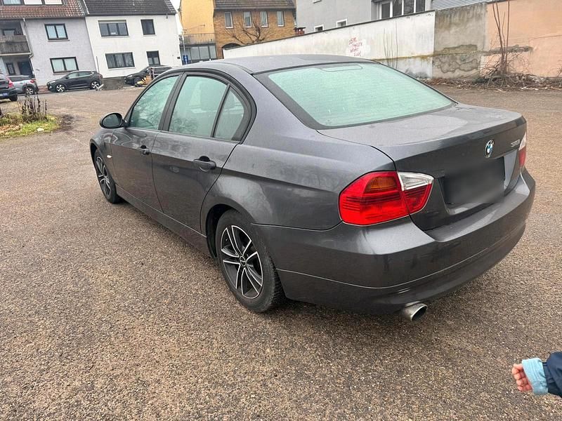 Gebraucht BMW 318 129 PS (94 kW) 2006 Grau Limousine