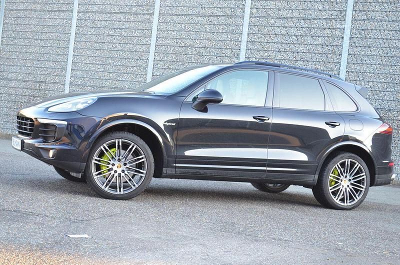 Schwarz Gebraucht 2017 Porsche Cayenne S E-Hybrid Platinum Edition SUV | 32.580 € (Fairer Preis) - Bild 1/4