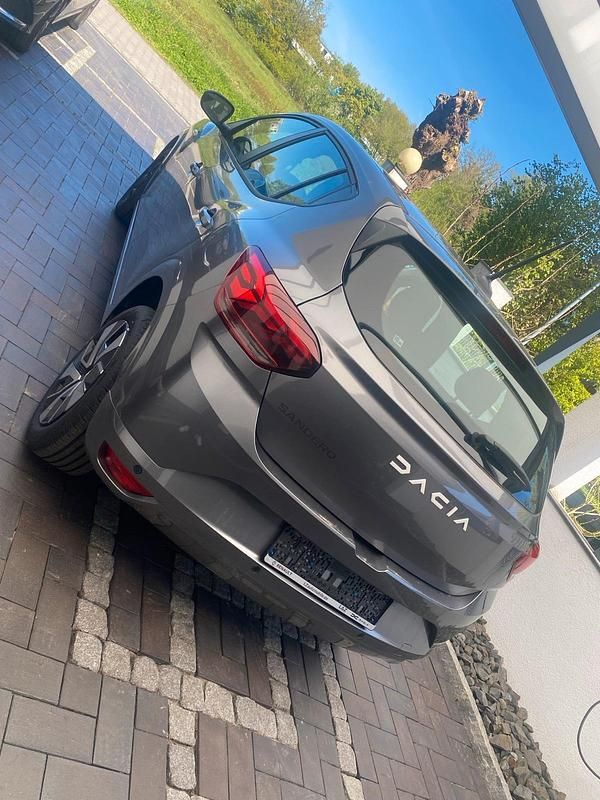 Usado Dacia Sandero 90 CV (66 kW) 2025 Gris Utilitario