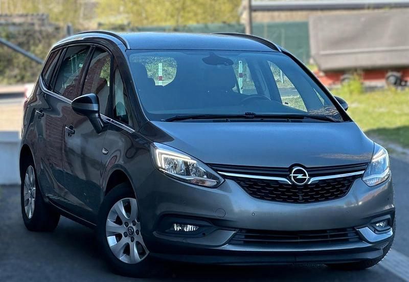 Quarz grau Gebraucht 2017 Opel Zafira Business Innovation Van / Kleinbus | 5.625 € - Bild 1/4
