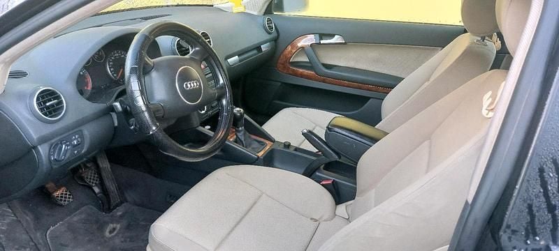 Grau Gebraucht 2004 Audi A3 Coupé | 600 € (Fairer Preis) - Bild 1/4