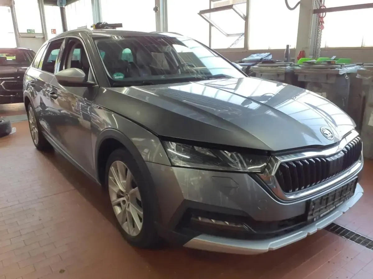 Gebraucht Skoda Octavia Scout 4x4 200 PS (147 kW) 2023 Grau Kombi