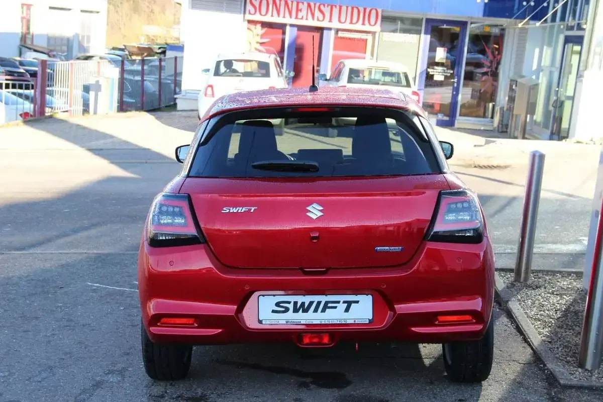 Neu Suzuki Swift Comfort+ 83 PS (61 kW) 2026 Burning red pearl Kleinwagen