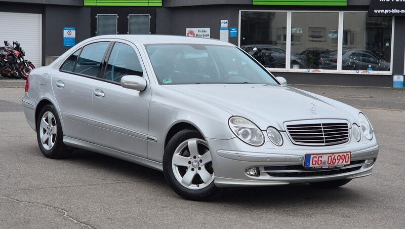 Brillantsilber metalliclack Gebraucht 2004 Mercedes E240 Avantgarde Limousine | 6.999 € (Teuer) - Bild 1/4