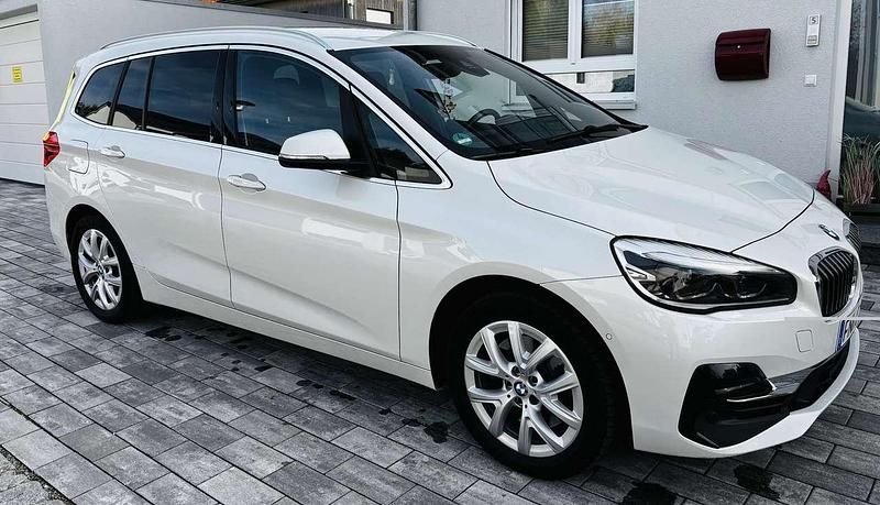 Weiß Gebraucht 2021 BMW 220 Gran Tourer Luxury Line Van / Kleinbus | 25.000 € (Fairer Preis) - Bild 1/4
