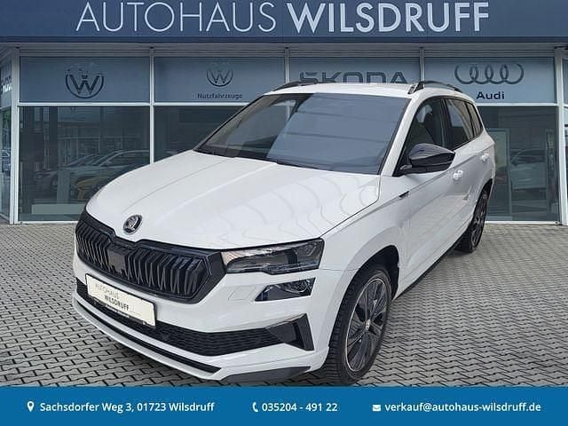 Weiss Neu 2025 Skoda Karoq SportLine SUV | 34.680 € (Fairer Preis) - Bild 1/4