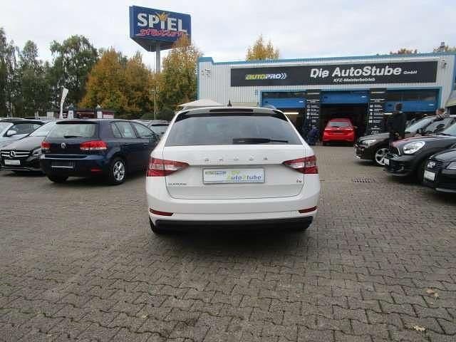 Bila candy/candyweiss Gebraucht 2020 Skoda Superb Ambition Kombi | 20.990 € (Fairer Preis) - Bild 1/4