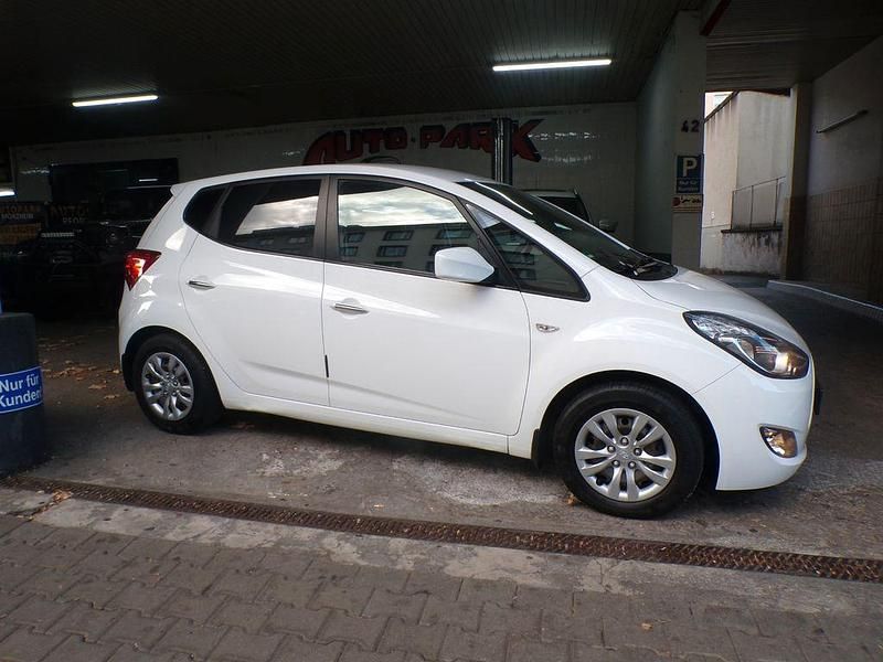 Weiß Gebraucht 2017 Hyundai ix20 Kleinwagen | 6.990 € (Fairer Preis) - Bild 1/4