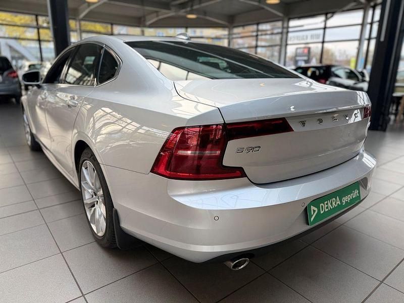 Gebraucht Volvo S90 Momentum 190 PS (139 kW) 2019 Bright silver metallic / metal Limousine