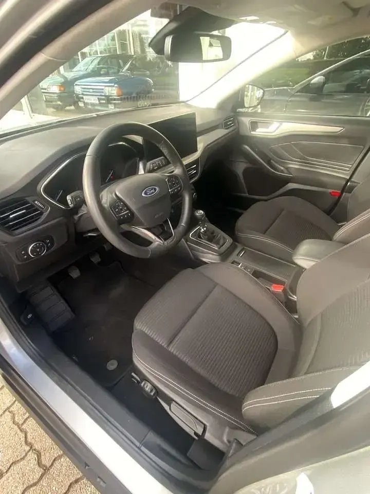 Używany Ford Focus Titanium 125 KM (91 kW) 2023 Srebrny Sedan/Limuzyna