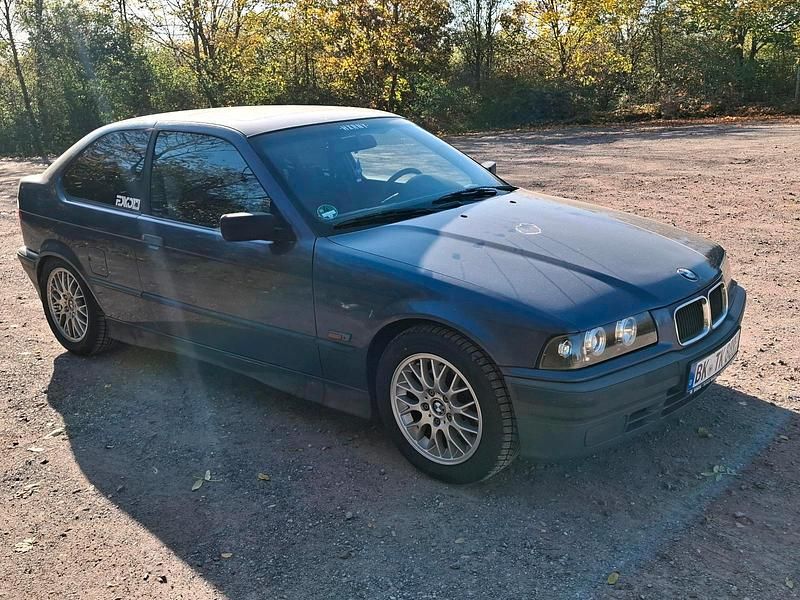 Blau Gebraucht 1994 BMW 316 Kleinwagen | 700 € - Bild 1/4