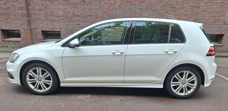 Weiß Gebraucht 2016 VW Golf VII Highline Limousine | 11.500 € (Guter Preis) - Bild 1/4