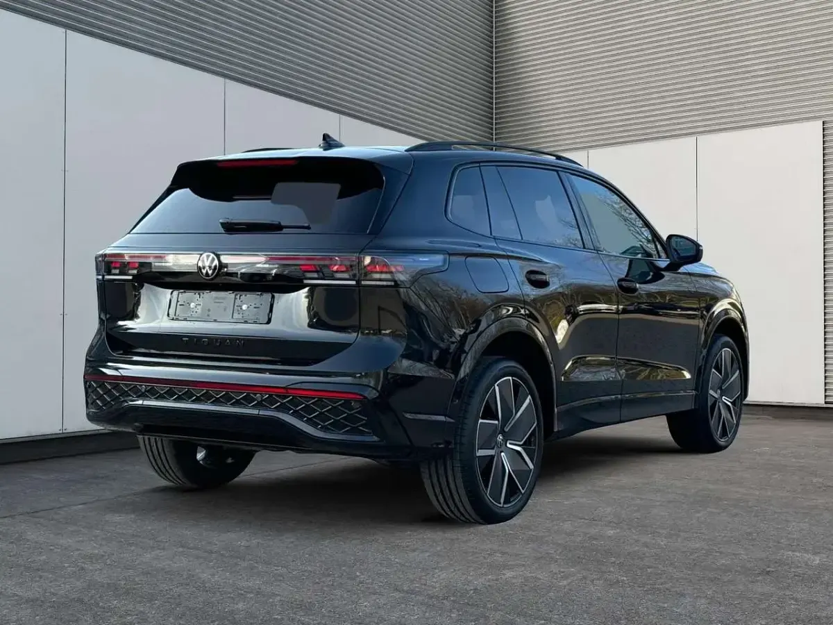 Neu VW Tiguan R-line Edition 193 PS (141 kW) 2025 Grenadillschwarz metallic SUV