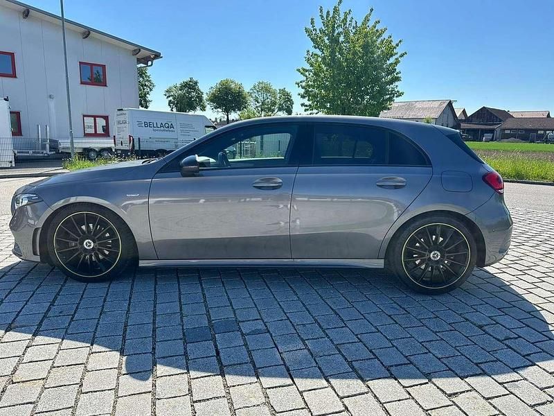 Grau Gebraucht 2018 Mercedes A200 Style Kombi | 19.900 € (Fairer Preis) - Bild 1/4