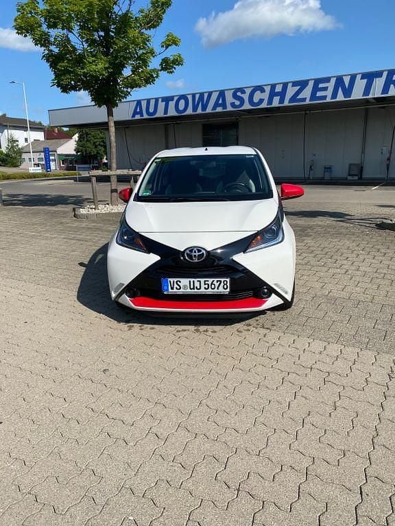 Weiß Gebraucht 2017 Toyota Aygo Kleinwagen | 7.900 € (Guter Preis) - Bild 1/4