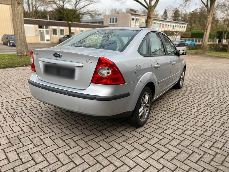 Gebraucht Ford Focus Ghia 101 PS (74 kW) 2005 Silber Limousine