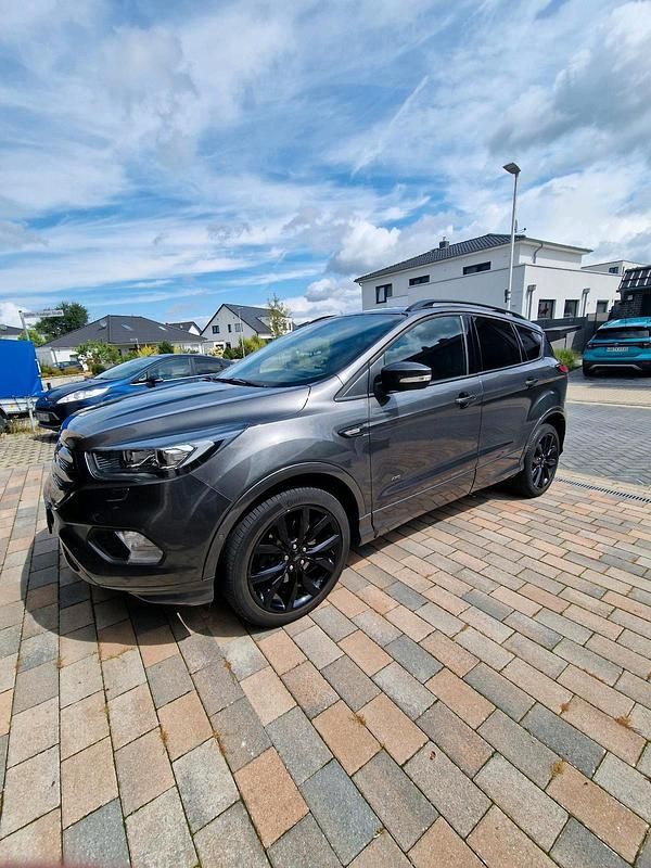 Grau Gebraucht 2018 Ford Kuga ST-Line SUV | 15.300 € (Guter Preis) - Bild 1/4