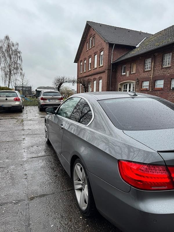 Gebraucht BMW 325 204 PS (150 kW) 2010 Grau Coupé