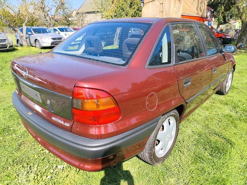 Usata Opel Astra 72 CV (52 kW) 1994 Rosso Berlina